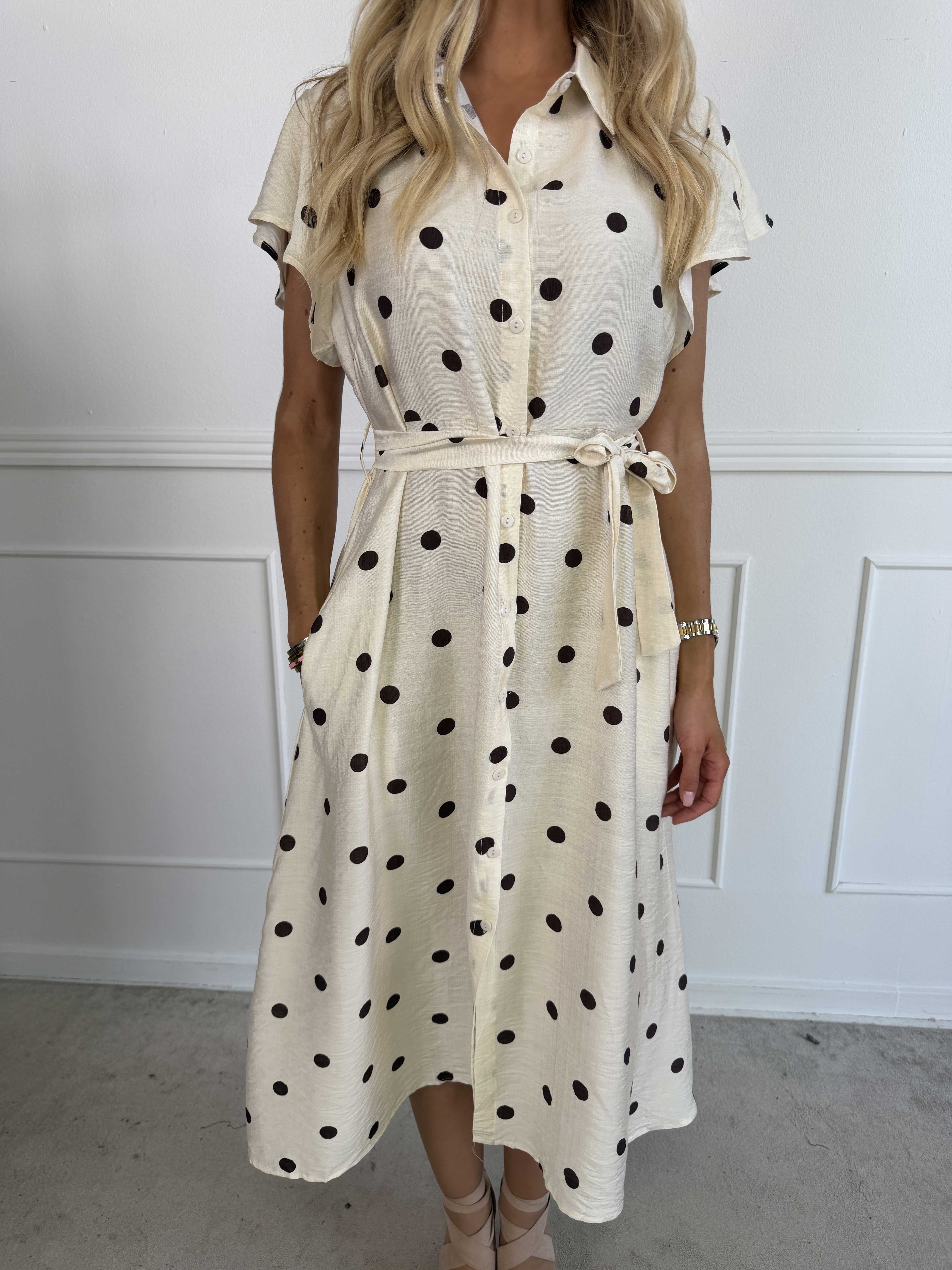 Tuva - Skjortekjole i viskose med flæseærmer og hvide prikker